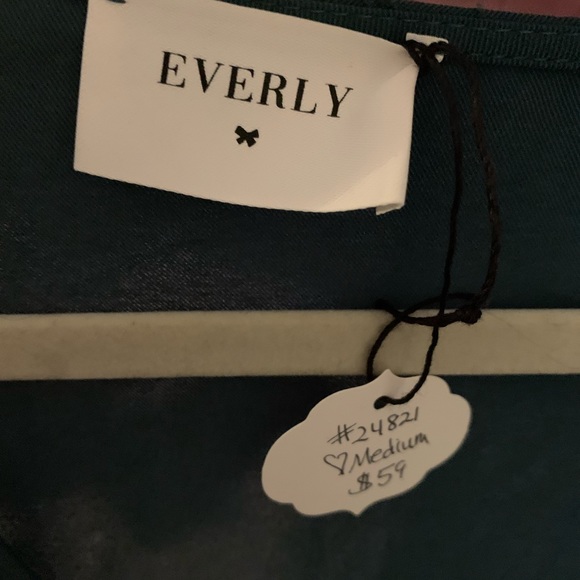 NWT Everly Emerald Ruffle Sleeve Dress sz M - Picture 4 of 4